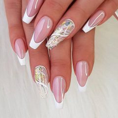 French-e1589300950833 French manikürte Nägel mit Glitzer-Muster inklusive Nagelbettverlängerung
