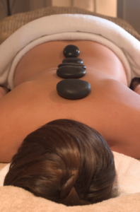 massage 3 Hot-Stone Massage mit heißen aufgelegten Steinen